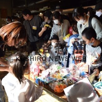 子育て応援フェスにぎわう　１０００人超える親子連れ【釧路市】(2023-11-04)