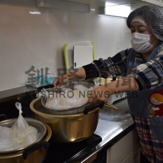 防災食試食「おいしい」　村赤十字奉仕団、災害時訓練兼ね【鶴居】(2023-11-29)