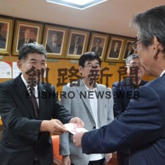 マリモの保全へ市に１５万円寄付　盛り上げ隊【釧路市】(2023-11-15)