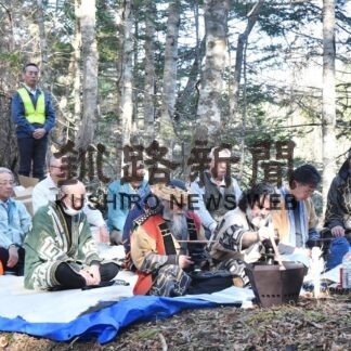 イタオマチプ製作技術伝承を　阿寒アイヌ工芸組合、カツラの大木伐採【厚岸】_1(2023-11-23)