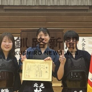 ４チーム頂点 接戦制す　東北海道市町村対抗剣道大会【釧路町】_2(2023-11-07)
