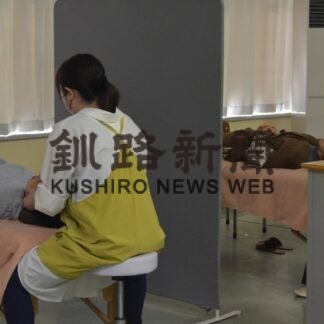 多くの市民らが美容体験楽しむ【釧路市】(2023-11-04)