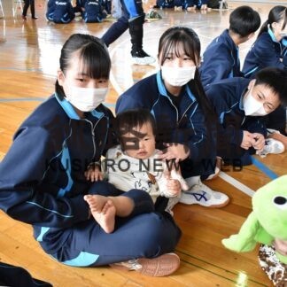 赤ちゃん抱っこ、命の重さ実感　青陵中でふれあい体験【釧路市】(2023-11-21)