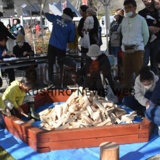 親子で工作楽しいね　くしろ町秋マルシェにぎわう【釧路町】(2023-11-06)