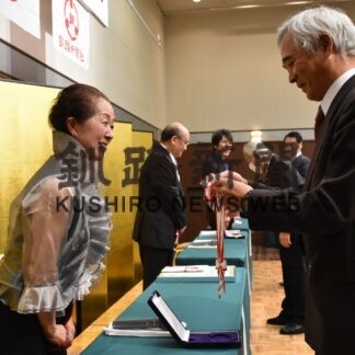 たゆまぬ精進 貢献たたえる　釧新郷土芸術賞贈呈式【釧路市】_2(2023-11-26)