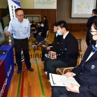 地元高校生向けに合同企業説明会　１、２年生熱心にメモ【厚岸】(2023-11-07)