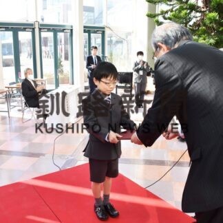 寺本君（愛国３年）最優秀　小学生１９人表彰　税に関する書道展【釧路市】(2023-11-22)