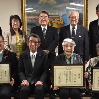 善行賞喜び分かち合う　受賞報告で表敬【釧路市】(2023-12-06)