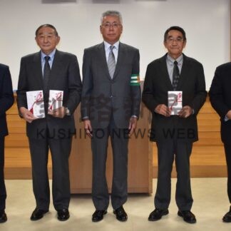 交通安全運動に役立てて　トラック協会中標津支部が寄付【中標津】(2023-12-10)