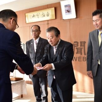 消防基金に１３万円寄付　根室西ロータリーク【根室】(2023-12-17)