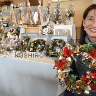 クリスマスリース、カラフルな力作並ぶ　古谷さん作品展【釧路市】(2023-12-13)