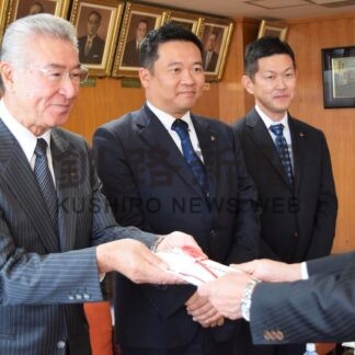 経済活性化へ市に200万円寄付　丸中釧路中央青果【釧路市】(2023-12-07)