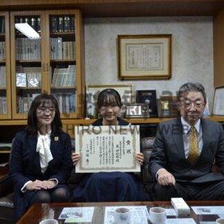 共栄中の嵐さん会長賞を受賞　中学生税の作文【釧路市】(2023-12-15)