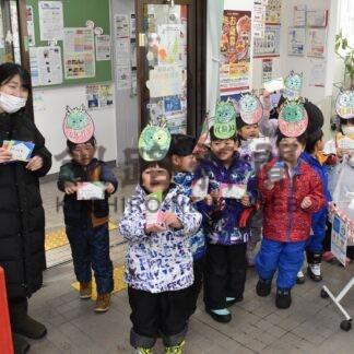 「年賀状 届きますように」　園児らが投函【釧路市】(2023-12-16)