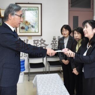 まりも学園へ寄付　更生保護女性会【釧路市】(2023-12-16)