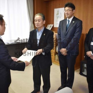 北洋銀行、私募債手数料の一部寄付　町に１０万円【標津】(2023-12-19)