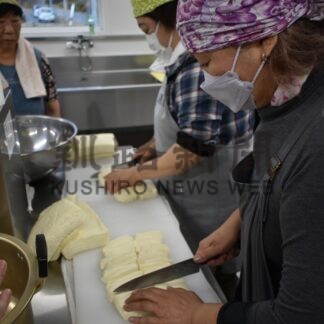 部員らチーズ作りに挑戦　釧路丹頂農協女性部幌呂支部【鶴居】(2023-12-13)