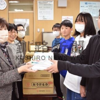 手縫い雑巾８００枚寄贈、釧路市内４小学校に　コスモス北グループ【釧路市】(2023-12-07)