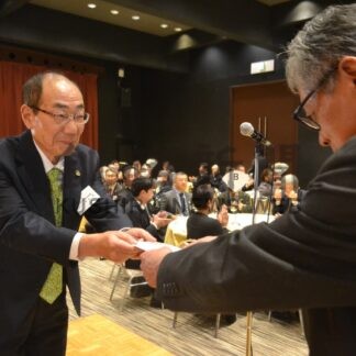 赤い羽根募金に１０万円を寄付　釧路サントリークラブ【釧路市】(2023-12-09)