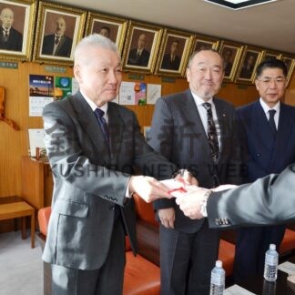 新成人にスマホスタンド　釧根自動車協会、市に寄贈【釧路市】(2023-12-29)