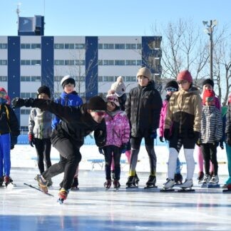 「かっこよく」滑ろう　元五輪選手の長谷川さんがスケート指導(2023-12-25)