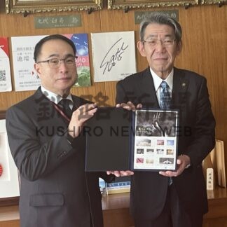 タンチョウ切手、釧路市などに寄贈　日本郵便道支社【釧路市】(2023-12-27)