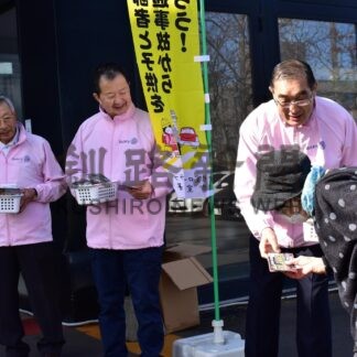 買い物客に反射板配布　根室ロータリーク、交通事故防止で啓発【根室】(2023-12-02)