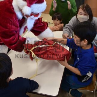 サンタさん登場で一足早いＸマス　野のはな園【釧路市】(2023-12-22)