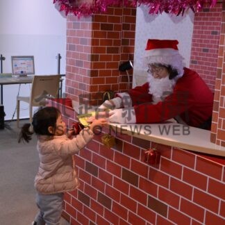 サンタからプレゼント　遊学館イベント、子供らゲームに挑戦【釧路市】(2023-12-17)