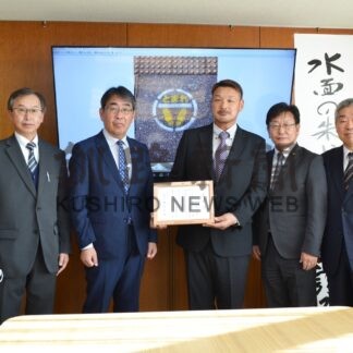 鳥取西小児童の安全通学に貢献　市が藤城建設に感謝状【釧路市】(2023-12-03)