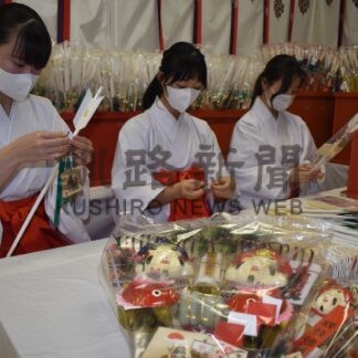 願いを込めて縁起物作り　根室金刀比羅神社【根室】(2023-12-10)