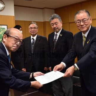 資金融資の円滑化要請　石垣市長ら金融機関訪問【根室】(2023-12-09)