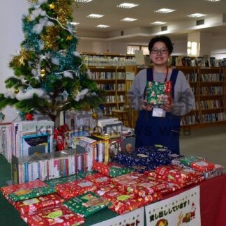 Ｘマスコーナー設置　厚岸情報館、お薦め本６０セット用意【厚岸】(2023-12-10)