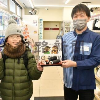 中学生菊地さん作製、恵方巻きＰＯＰローソン大楽毛２丁目店に寄贈【釧路市】(2023-12-21)