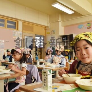 「クジラ軟らか　おいしい」小学校でふるさと給食【釧路市】(2023-12-12)