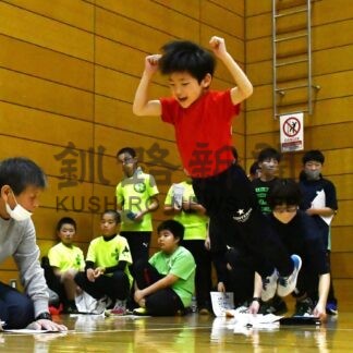 子供ら元気に体力テスト　釧路市スポーツ少年団【釧路市】(2023-12-25)