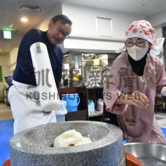 鶴雅リゾート、餅つきで年始準備【釧路市】(2023-12-28)