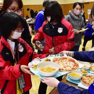 じぃ～ん子ども食堂でプチクリスマス、ピザやアイス堪能【根室】(2023-12-23)