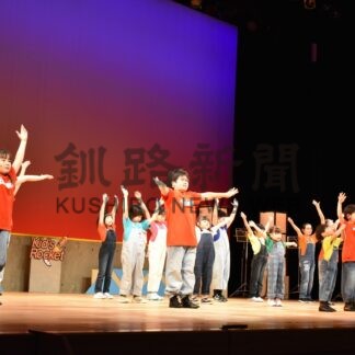 歌と踊りで観客魅了　キッズロケットがコンサート【釧路市】(2023-12-13)