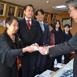 市に紙芝居や木枠一式寄贈　釧路北ロータリーク【釧路市】(2023-12-14)