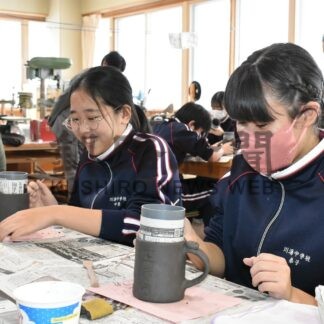 地元の粘土で思い思いに　川湯中で陶芸体験学習【弟子屈】(2023-12-13)