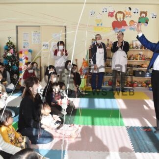 おもちゃライブラリークリスマス会、親子がマジック楽しむ【釧路市】(2023-12-21)