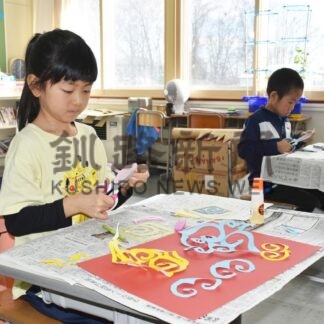アイヌ文様刺しゅうに挑戦　和琴小児童が文化体験【弟子屈】_1(2023-12-20)