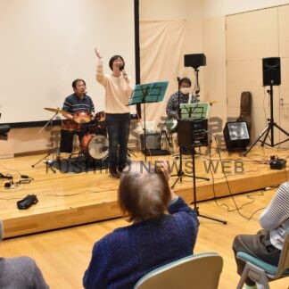 懐かしい昭和歌謡、入居者ら楽しむ　ときわ台ヒルズ【釧路市】(2023-12-09)