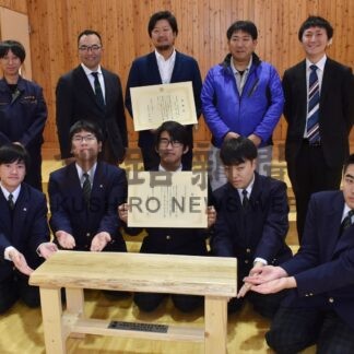 中標津ＪＣが児童センターへベンチ寄贈【中標津】(2023-12-12)