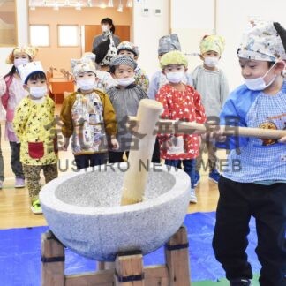 園児 餅つき力強く　ひまわり幼稚園で伝統体験【釧路市】(2023-12-21)