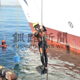 巡視船「えりも」で潜水訓練　標茶出身・笹生さん【釧路市】(2023-12-23)
