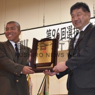 別海高に記念盾　喜び新た　２１世紀枠候補選出で【別海】(2023-12-23)