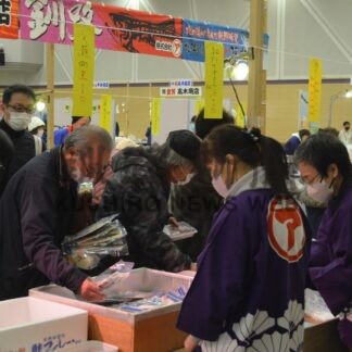 お目当ての海産物求め列　１０日まで物産まつり【釧路市】(2023-12-09)