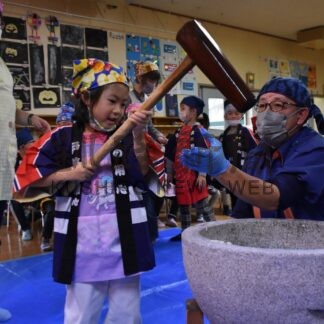 餅つき挑戦「楽しい」　鳥取保育園で４年ぶり【釧路市】(2023-12-06)